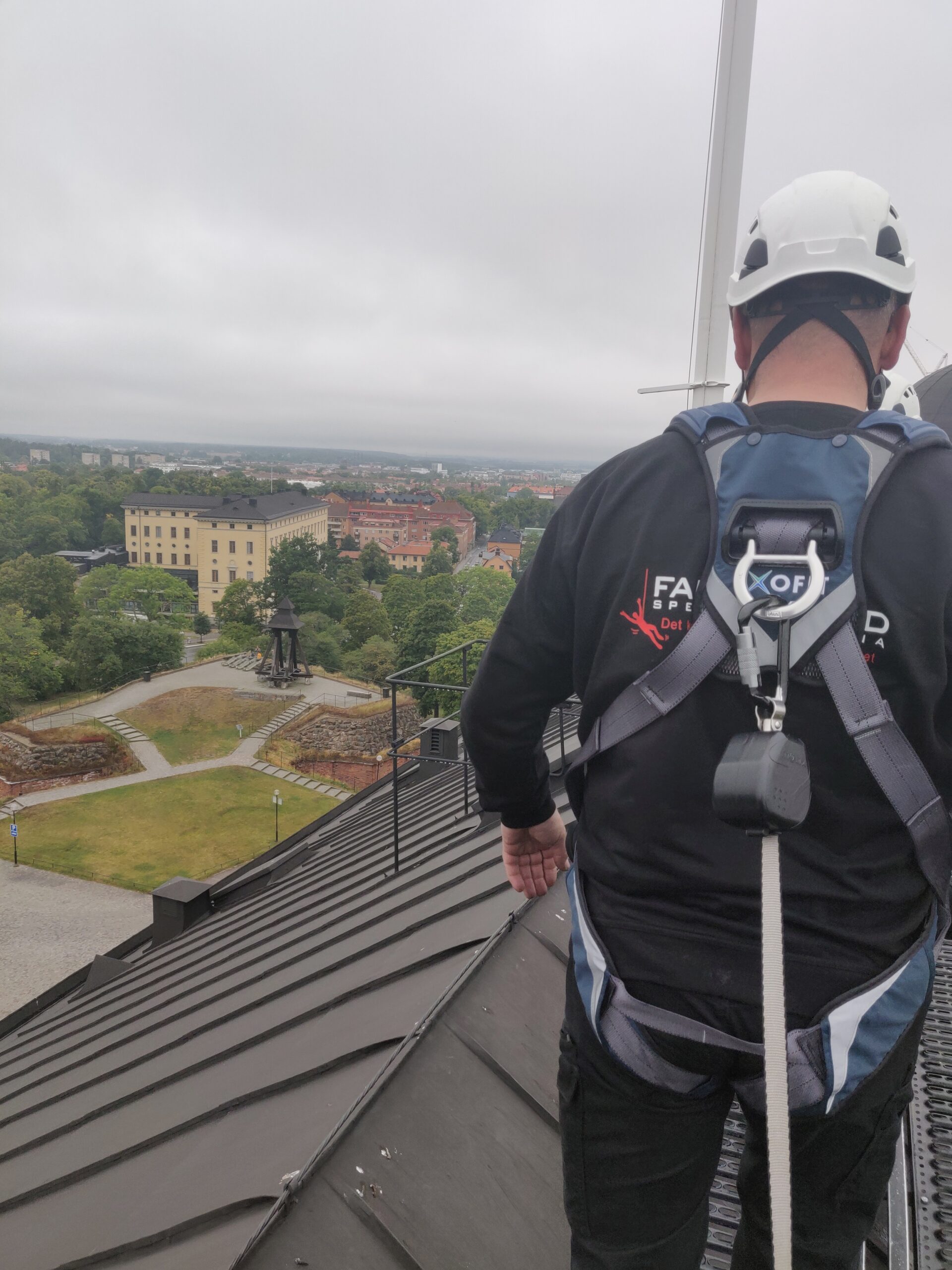 fallskyddsutrustning på man förhindrar fall från tak